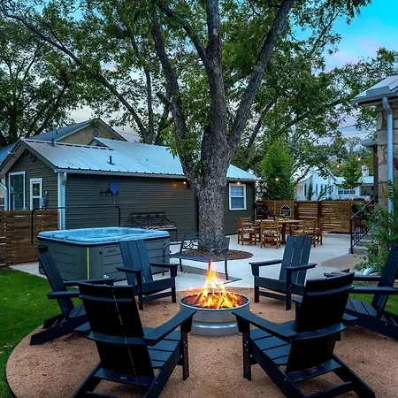 The Rock Haus - Fire Pit & Hot Tub Vila
